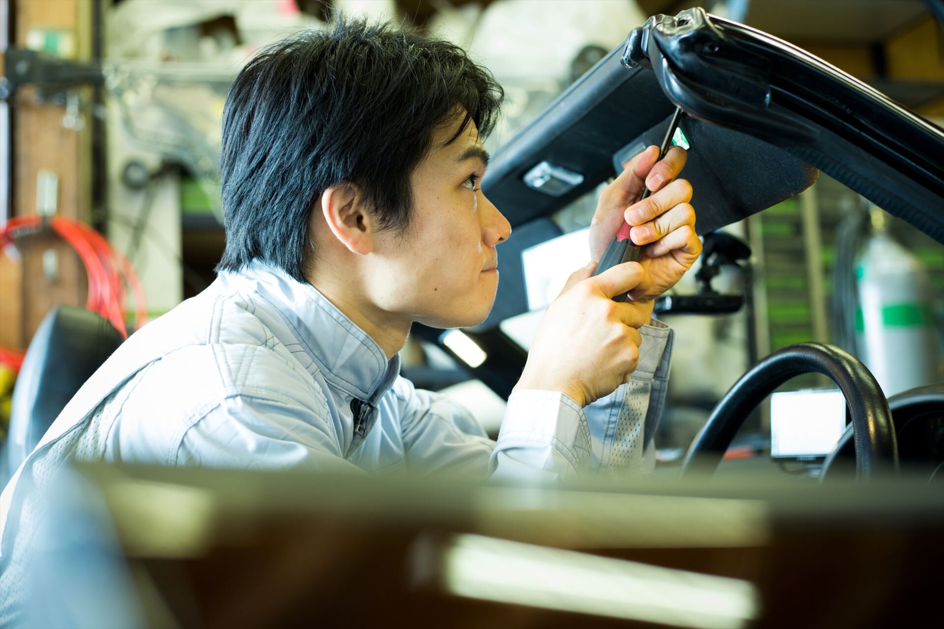 サンバイザーの調整を行うスタッフ