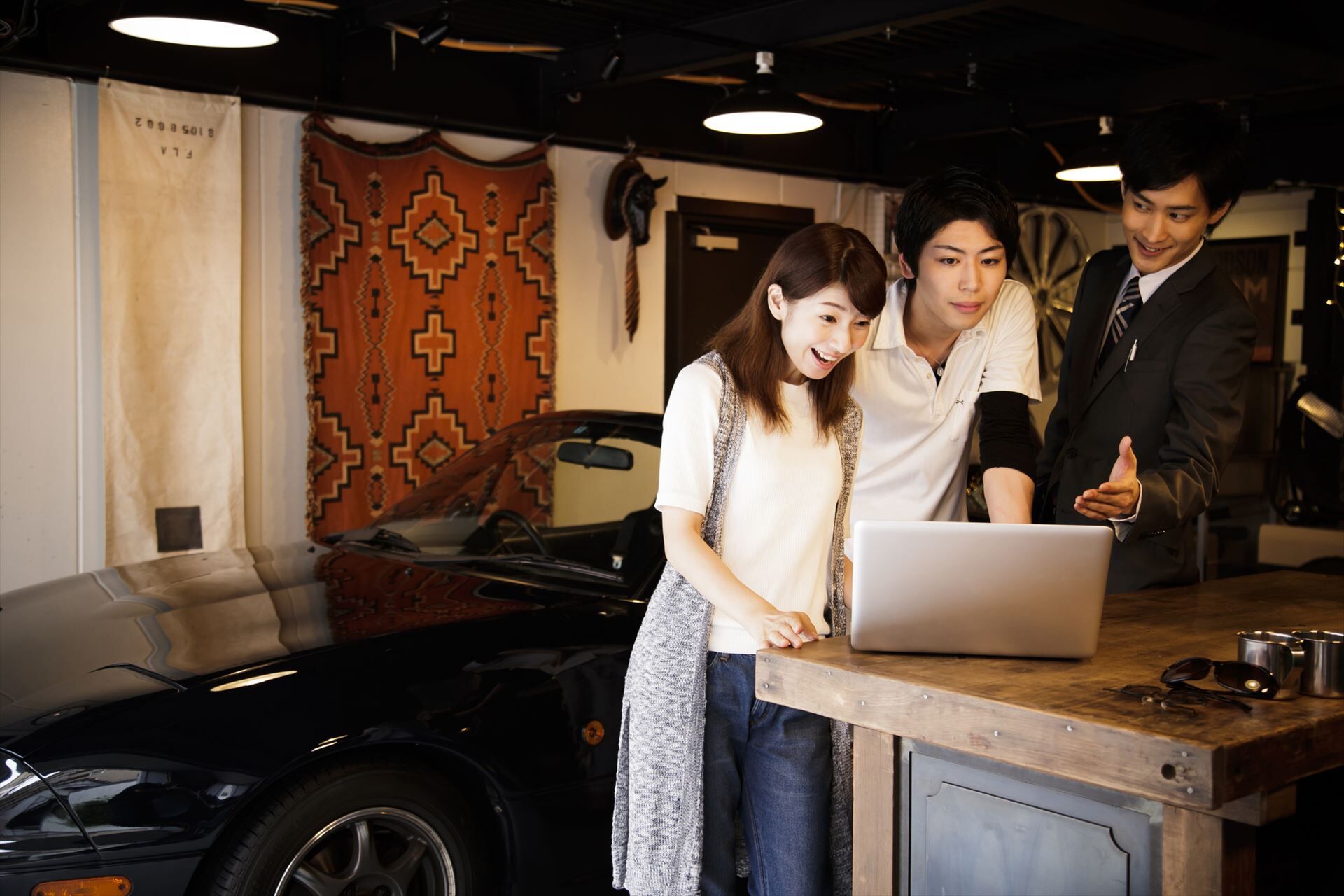 値段提示を行うスタッフ
