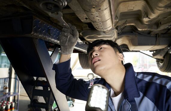自社工場にて整備を行います | 埼玉で車屋をお探しなら㈱リバイブジャロピー